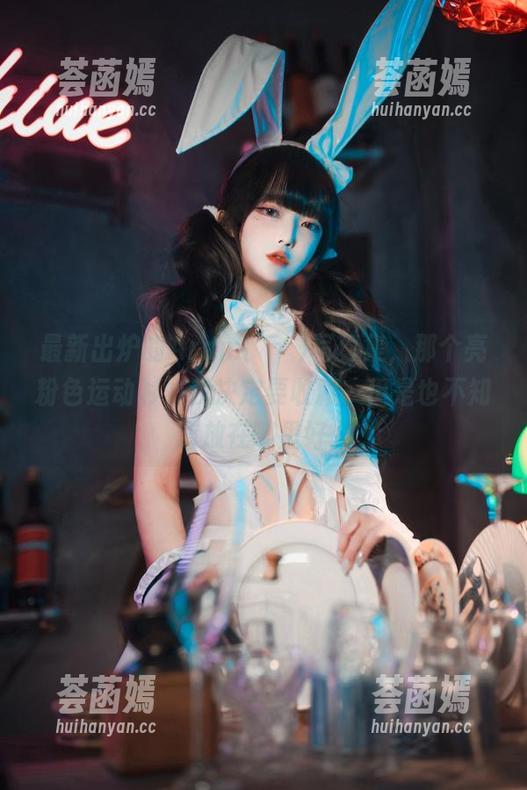 最新出炉的Aram(아람)写真集，那个亮粉色运动衫，我决定要收藏…但是也不知道放在哪里好。