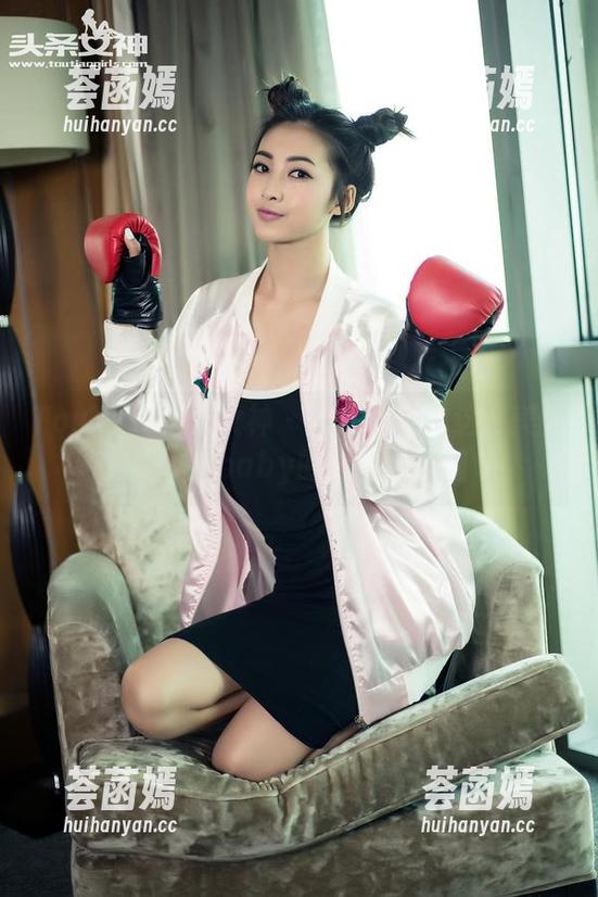 TouTiao头条女神-杨漫妮baby TouTiao头条女神 - 上课也可以这么美?看看杨漫妮baby的教室全套图包!