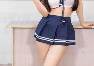 Xiuren秀人网 – 毫无美光环绕的糯美子Mini：眼镜作品的另一种视角，竟有些迷人