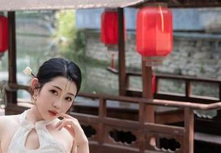 Xiuren秀人网 – 高清图库里的草莓zz双人，怎么突然有点小心跳？
