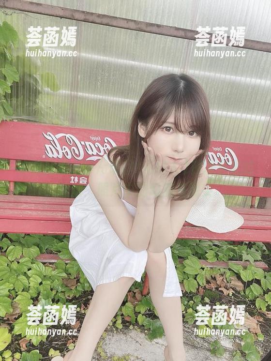 水波荡漾，けん研(けんけん)在泳衣里的狂欢：照片中的幻想与现实