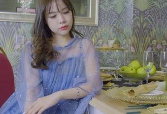 丽柜 – 谁说居家不能时髦？慕子的私拍作品揭秘！