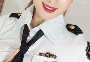 克拉女神 – 小芹的体操服图片合集：一边仰望星空，一边被衣服勒得不舒服。
