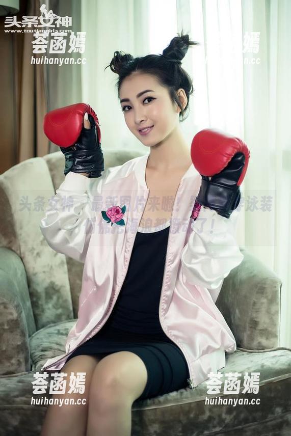 头条女神-梁芮溪 头条女神 - 最新图片来啦!梁芮溪穿泳装,仿佛把海浪都撩动了!