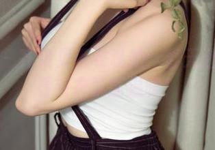 尤果网 – 齐贝贝毛衣私拍：春天还远吗？看毛衣就能温暖！