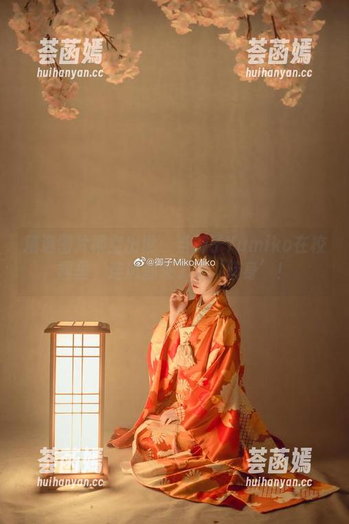 御子Yumiko 精选图片横空出世:当御子Yumiko在校园里,连风都来了个‘转身’!