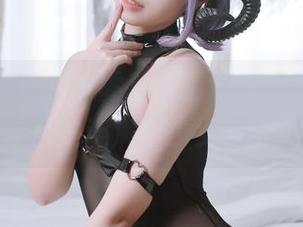 不得不承认，朝雾爱私拍的风纪委员套图真是满满的少女感！