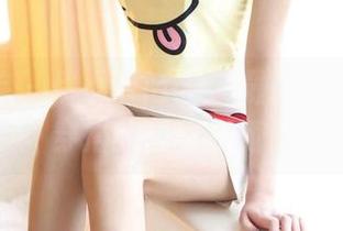 模范学院 – 伊小七MoMo最新写真：短裤穿搭的优雅与随性
