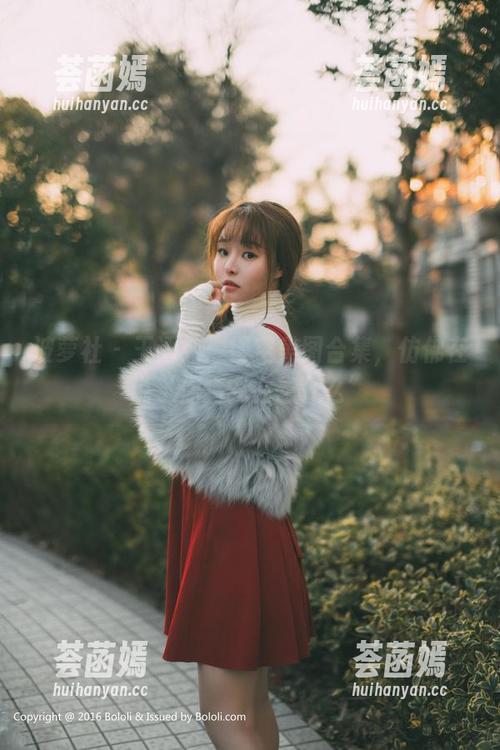 波萝社-王语纯 波萝社 - 王语纯:镂空美图合集,仿佛在说‘你猜我在想什么’