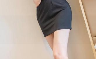爱蜜社 – 小丽莎萌萌哒在水手服里的优雅，简直是美得让我咽口水。