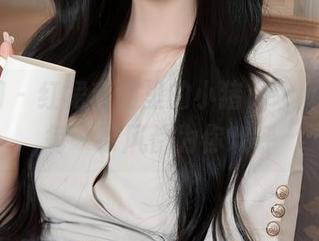 秀人网 – 红裙套图里的小猪peggy：让每一缕风都为你欢呼