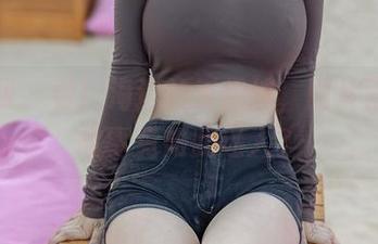 秀人网 – 看！海边的王伊纯，图片背后的故事竟如此迷人？