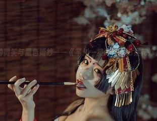 有点神秘的微笑与黑色婚纱——《芊川一笑MNK2B黑花嫁》的图片瞬间