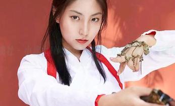蜜桃社 – 小魔女lily的御姐图集分享，惊艳眨眼间！