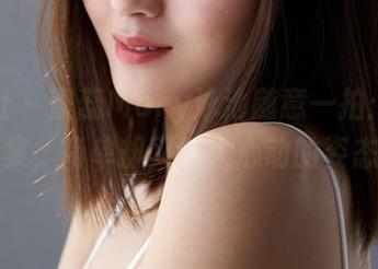 蜜桃社 – 蜜蕊Mary泳池随意一拍：免费图集，简单却又让人心动的姿态！