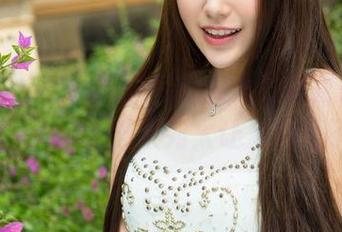 青豆客 – 小小的图包，大大的惊喜！莫晓茜sunny美脚系列太让人意外了！