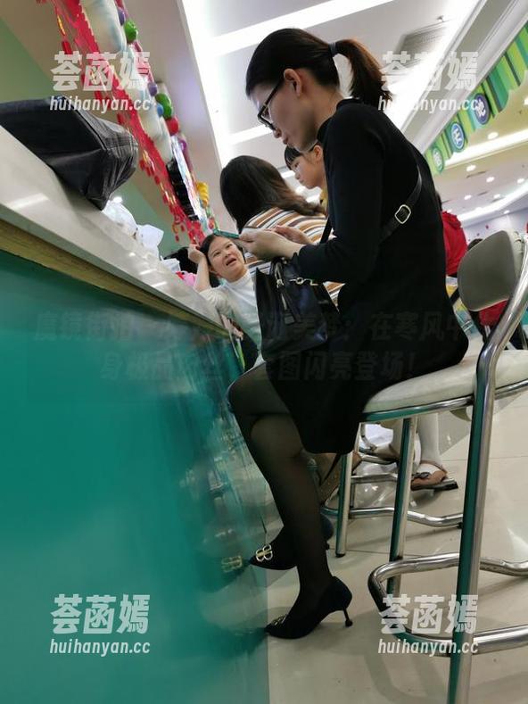魔镜街拍 - 婷婷的圣诞美梦：在寒风中化身极品肉丝，套图闪亮登场！