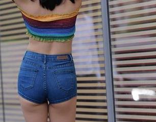 魔镜街拍 – 观看艾小青的美足，原图竟然有种让人不敢闭眼的魔力！