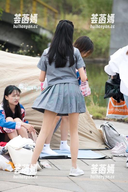 来啦！魔镜街拍最新套图“魂魂街拍作品-那个女人”，这女人的气场真是别致！