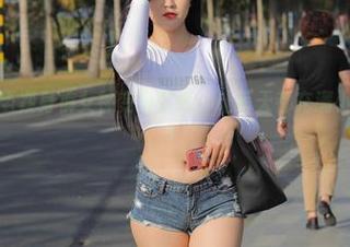 魔镜街拍：当紧身裤女神变身壁纸，让每天都充满小确幸的陈列！